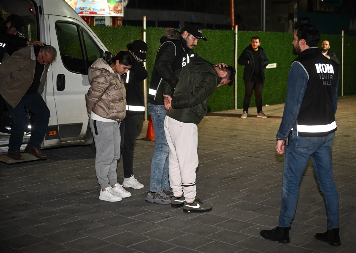 İzmir\'de Nitelikli Dolandırıcılık Operasyonu: Holding Sahibi ve Eşi Yakalandı