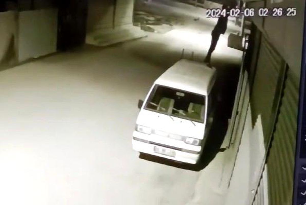 Adana\'da Minibüs Hırsızlığı Güvenlik Kameralarına Yansıdı