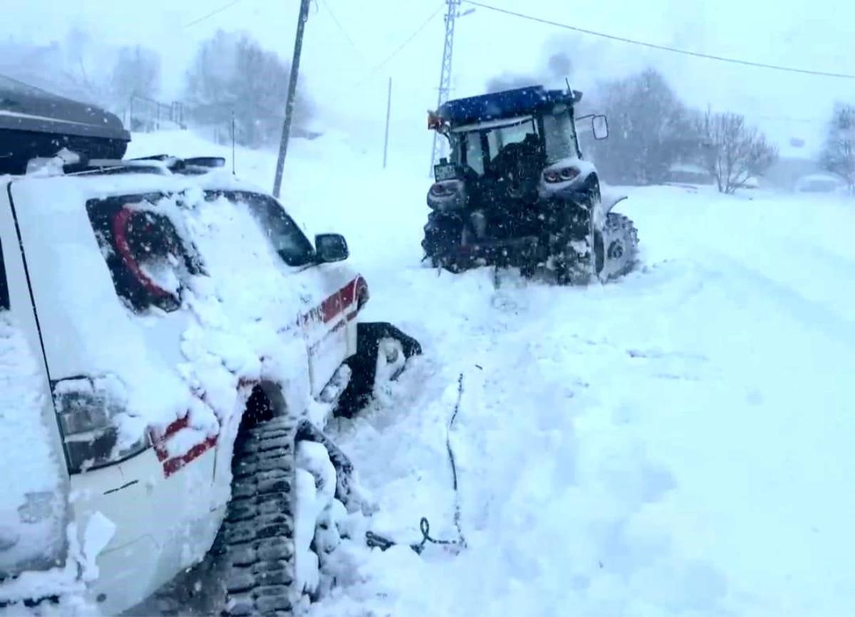 Ardahan\'da Mahsur Kalan Ambulans Traktör Yardımıyla Kurtarıldı