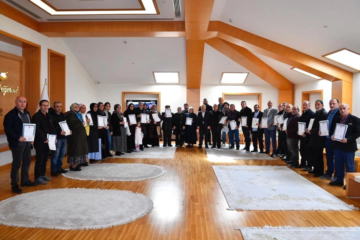 Sancaktepe Belediye Başkanı Şeyma Döğücü, 40 vatandaşa tapularını takdim etti
