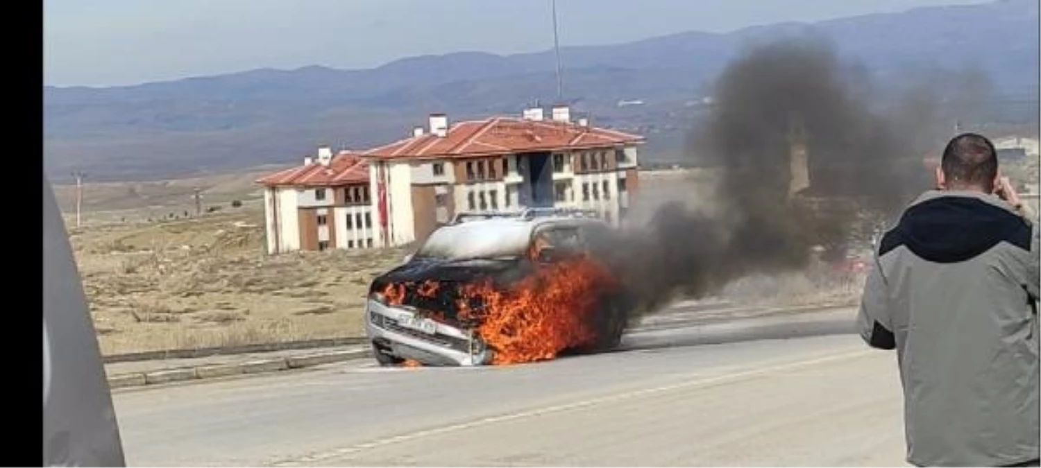 Ankara\'da seyir halindeki araç alev aldı