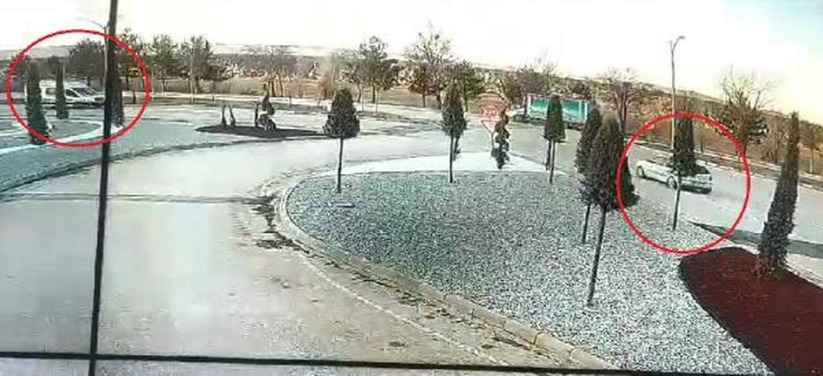 Sivas\'ta ambulans ile otomobilin çarpışması güvenlik kamerasına yansıdı