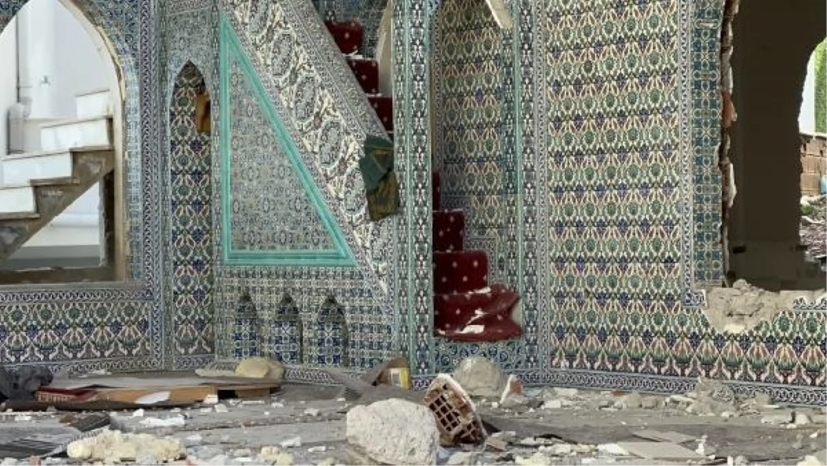 Sultanbeyli\'de Mescid-i Aksa Camii\'nin yıkımına başlandı