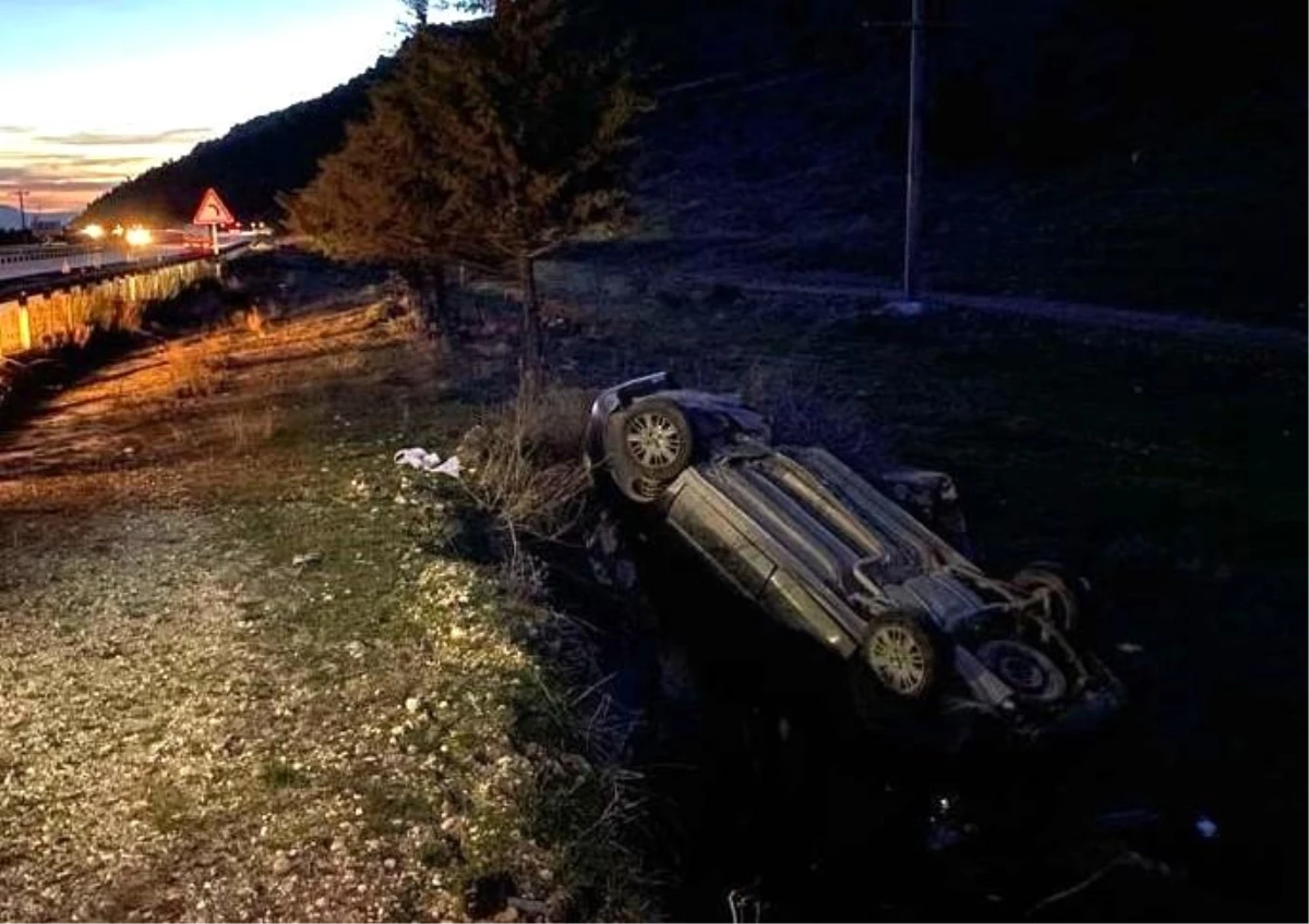Afyonkarahisar\'da Otomobil Şarampole Uçtu: 2 Yaralı