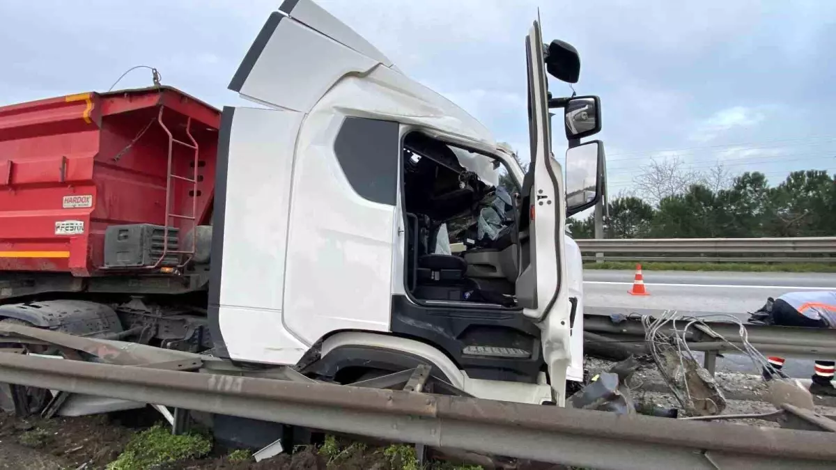 TEM Otoyolu\'nda tır kazası: 2 kişi yaralandı