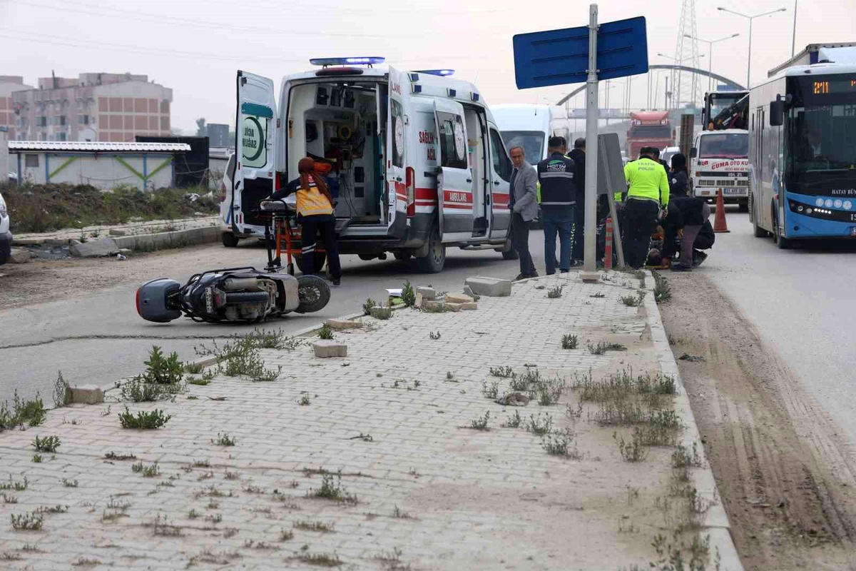 Antakya\'da otomobil ile motosiklet çarpıştı: 1 yaralı