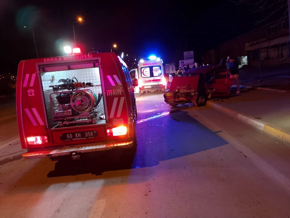 Tokat\'ın Erbaa ilçesinde otomobil ile hafif ticari aracın çarpışması sonucu 2 kişi yaralandı
