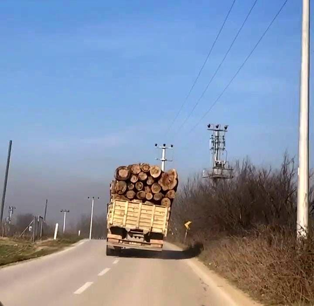 İnegöl\'de tomruk yüklü kamyonun devrilme anları kamerada