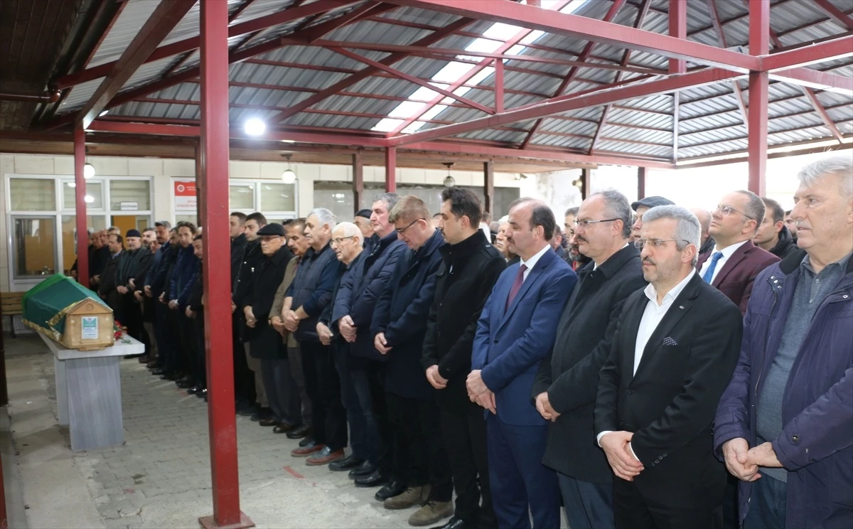 Trabzon\'da vefat eden öğretmenin cenazesi toprağa verildi