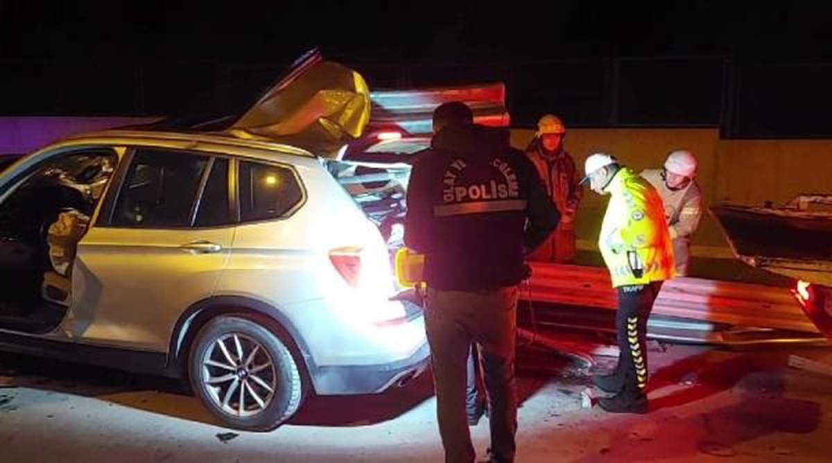 Tuzla\'da Cip Kontrolden Çıkarak Bariyerlere Saplandı