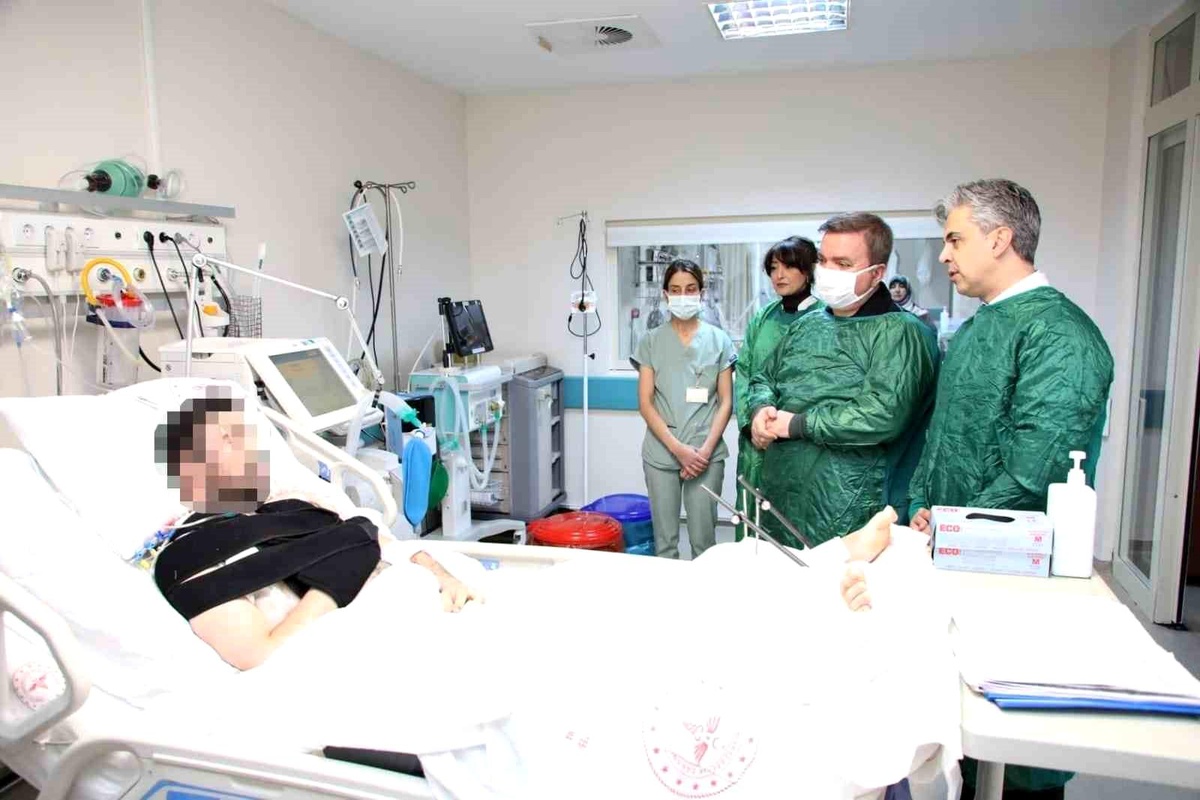 Vali Aydoğdu, trafik kazasında yaralananları ziyaret etti