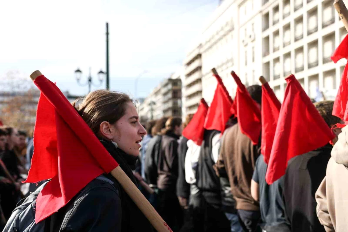 Atina\'da öğrenciler özel üniversitelere karşı protesto düzenledi