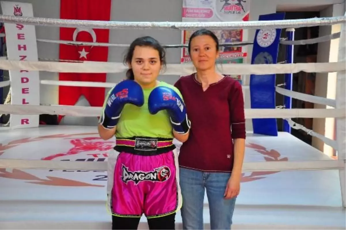 Zihinsel Engelli Genç Muay Thai Sporuyla Hayata Sarılıyor