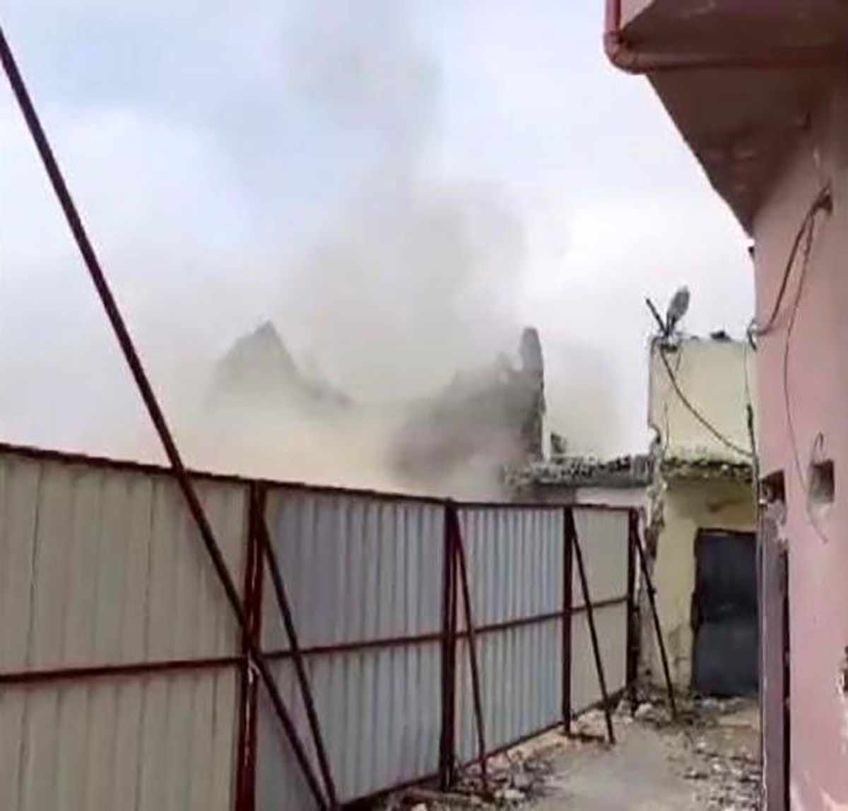 Hatay\'da hasarlı bina iş makinasının darbesiyle yerle bir oldu