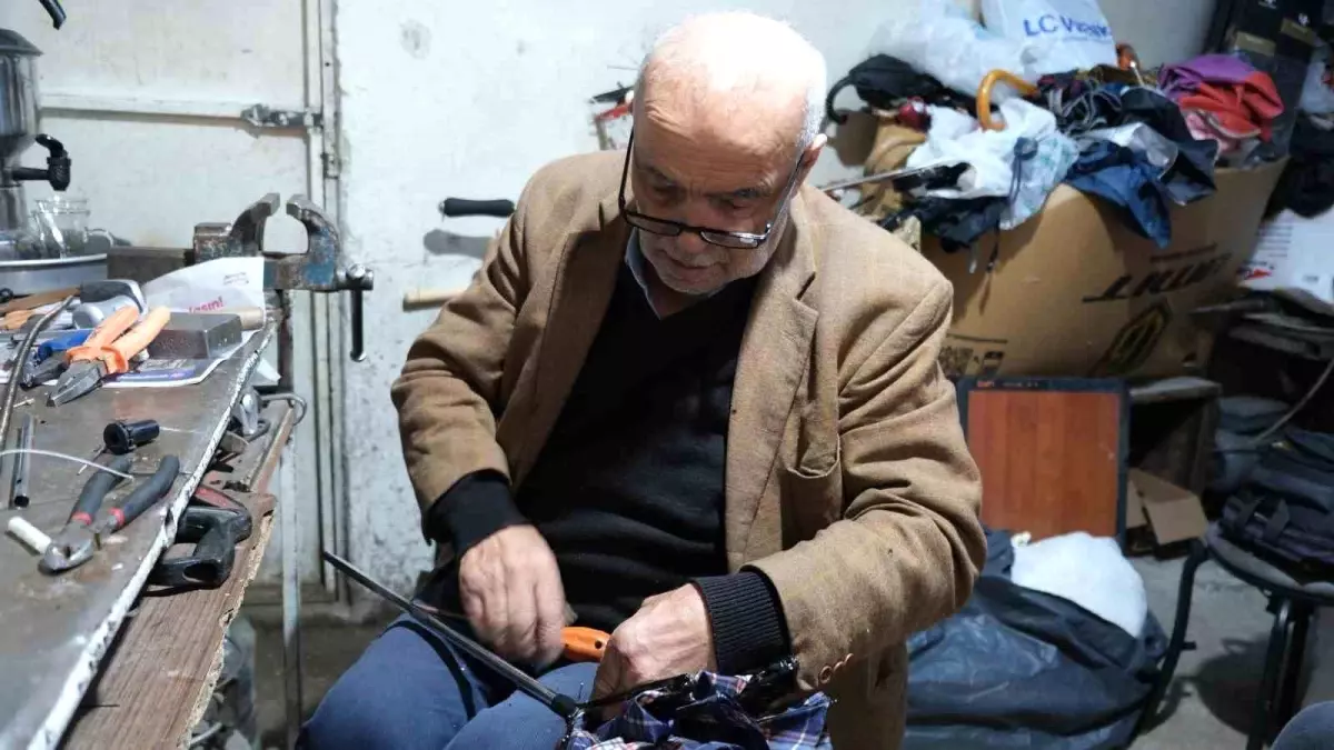 Eskişehir'de Şemsiye Tamirciliği ve Bıçakçılık Yapan 81 Yaşındaki Usta