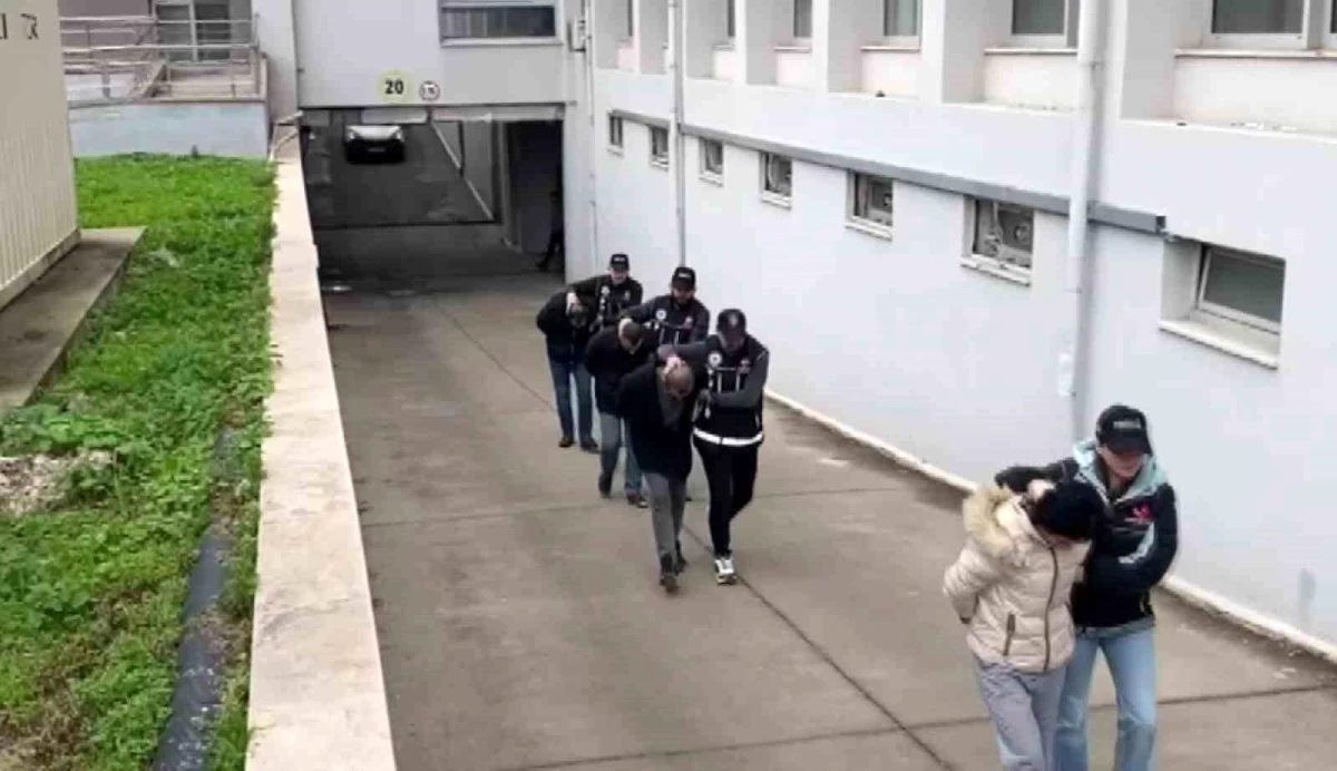 Adana\'da Narkotik Operasyonunda 2 Bin 10 Adet Uyuşturucu Hap ve 1 Kilo 30 Gram Esrar Ele Geçirildi