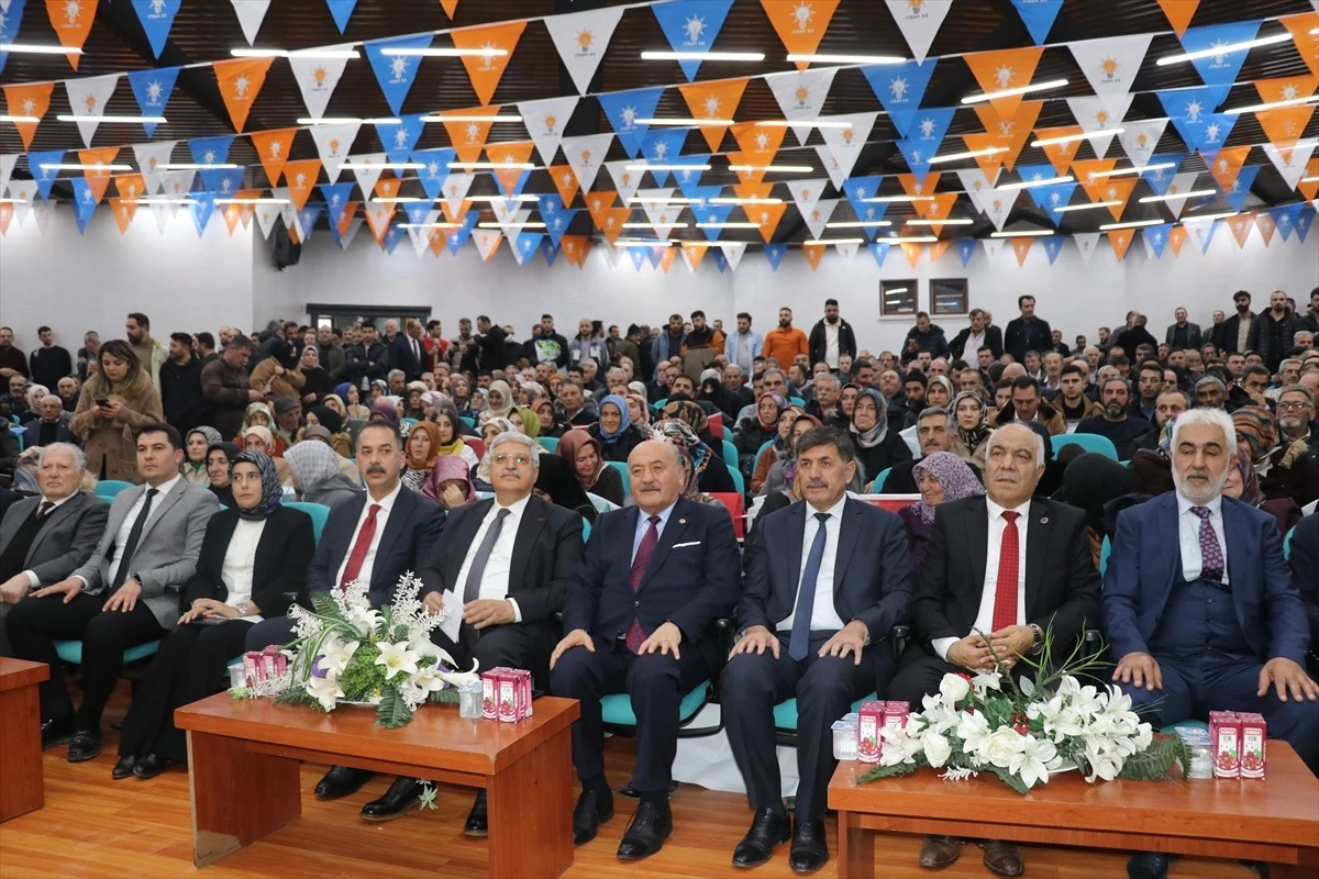 AK Parti Genel Başkan Yardımcısı Vedat Demiröz, Erzincan\'da belediye başkan adaylarını tanıttı