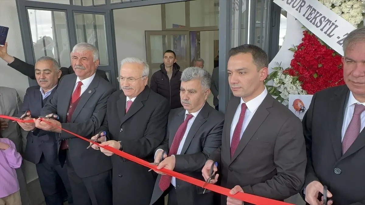 Aksaray Valisi Mehmet Ali Kumbuzoğlu, Eskil ilçesinde hayırseverler tarafından yaptırılan iki ilkokulun açılışına katıldı