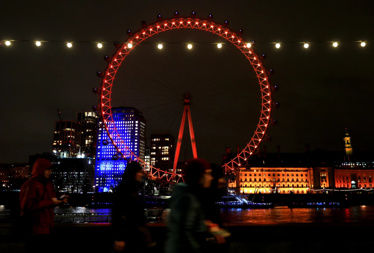 London Eye, Bahar Bayramı kutlamaları için kırmızı ve altın sarısı ışıklarla aydınlatıldı