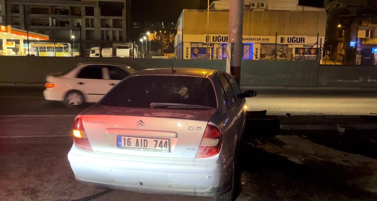 Bursa\'da Alkollü Sürücünün Kontrolünden Çıkan Araç Yön Tabelasına Çarptı
