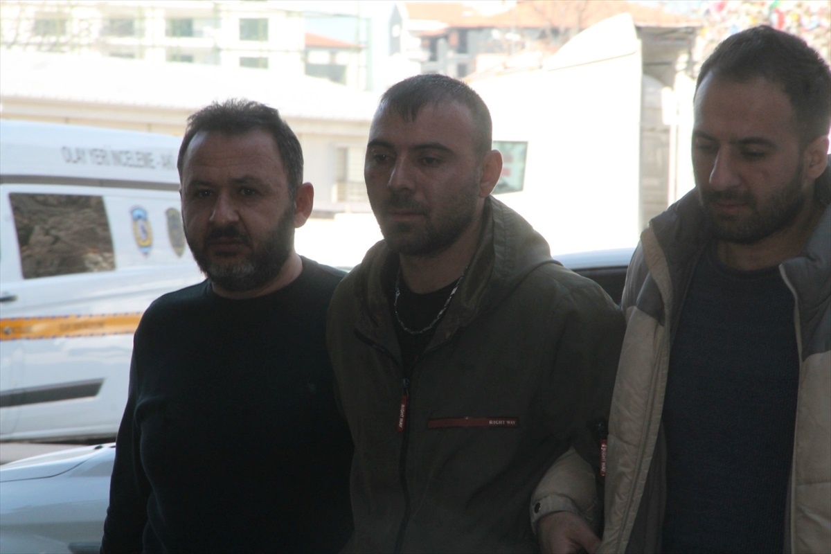 Amasya\'da düzensiz göçmen taşıyan tır şoförü tutuklandı