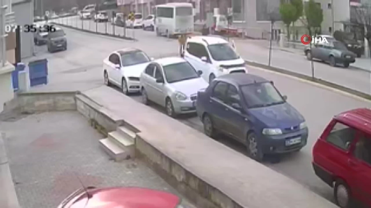 Amasya\'da motosikletin hafif ticari araçla çarpıştığı kaza kamerada: 1 yaralı