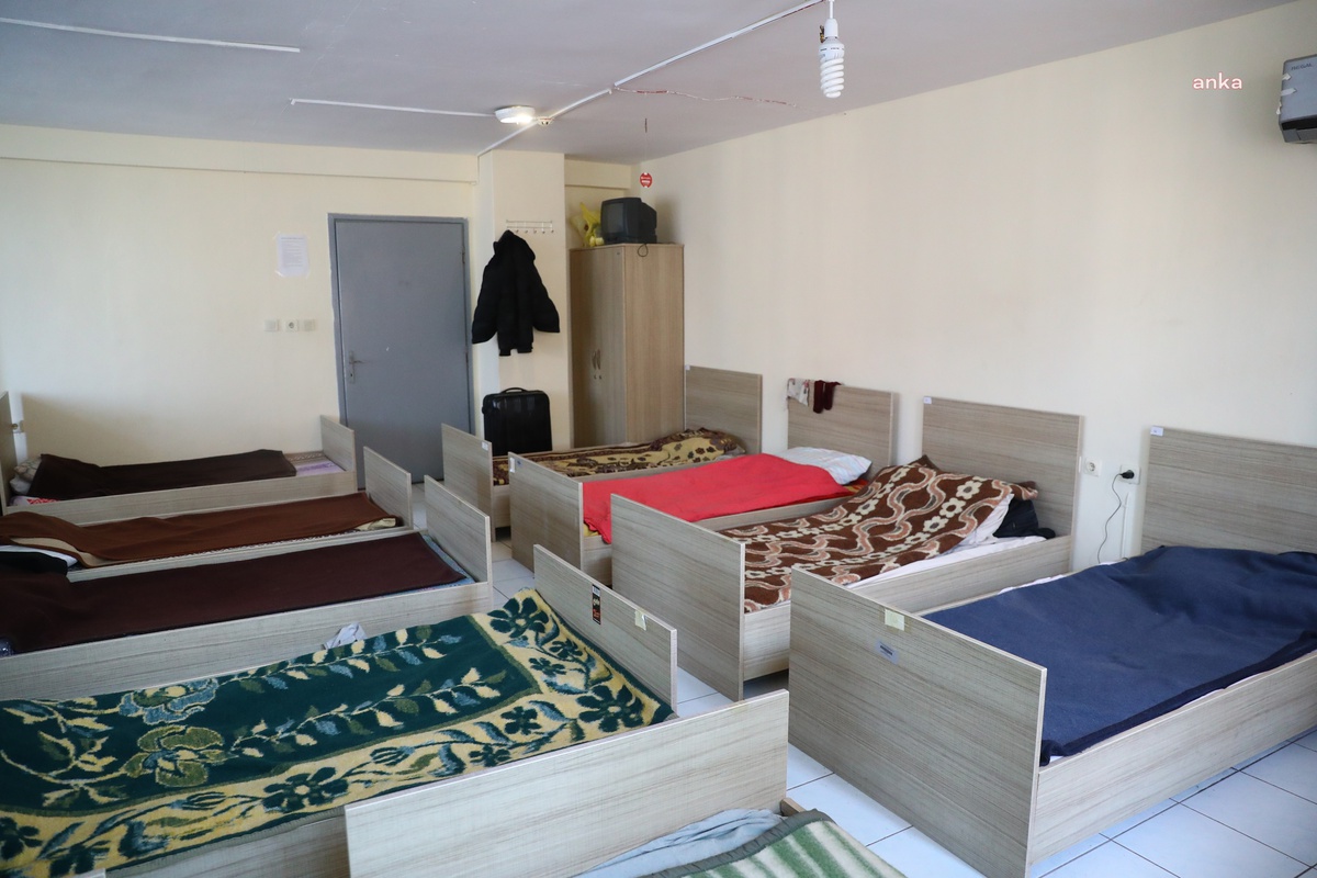 Antalya Büyükşehir Belediyesi, sokakta yaşayan vatandaşlara destek veriyor