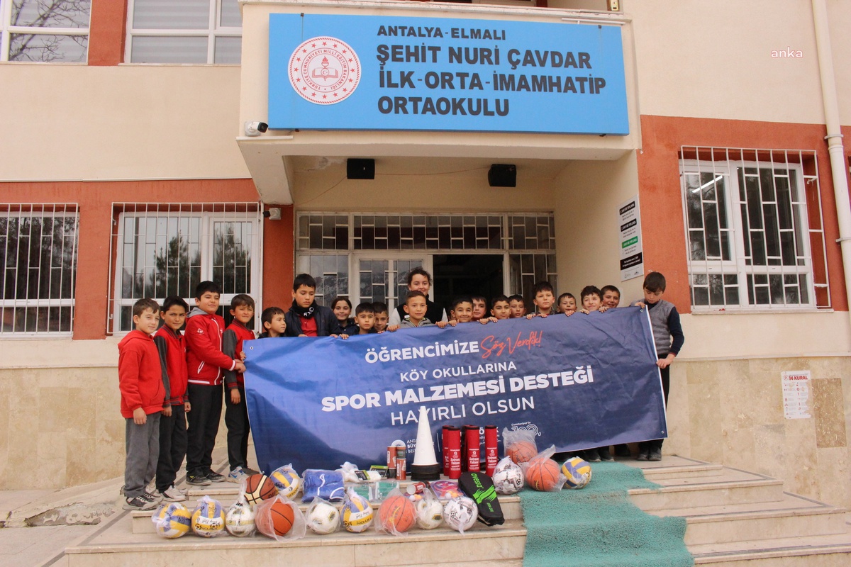 Antalya Büyükşehir Belediyesi Elmalı\'da Okullara Spor Malzemesi Dağıttı