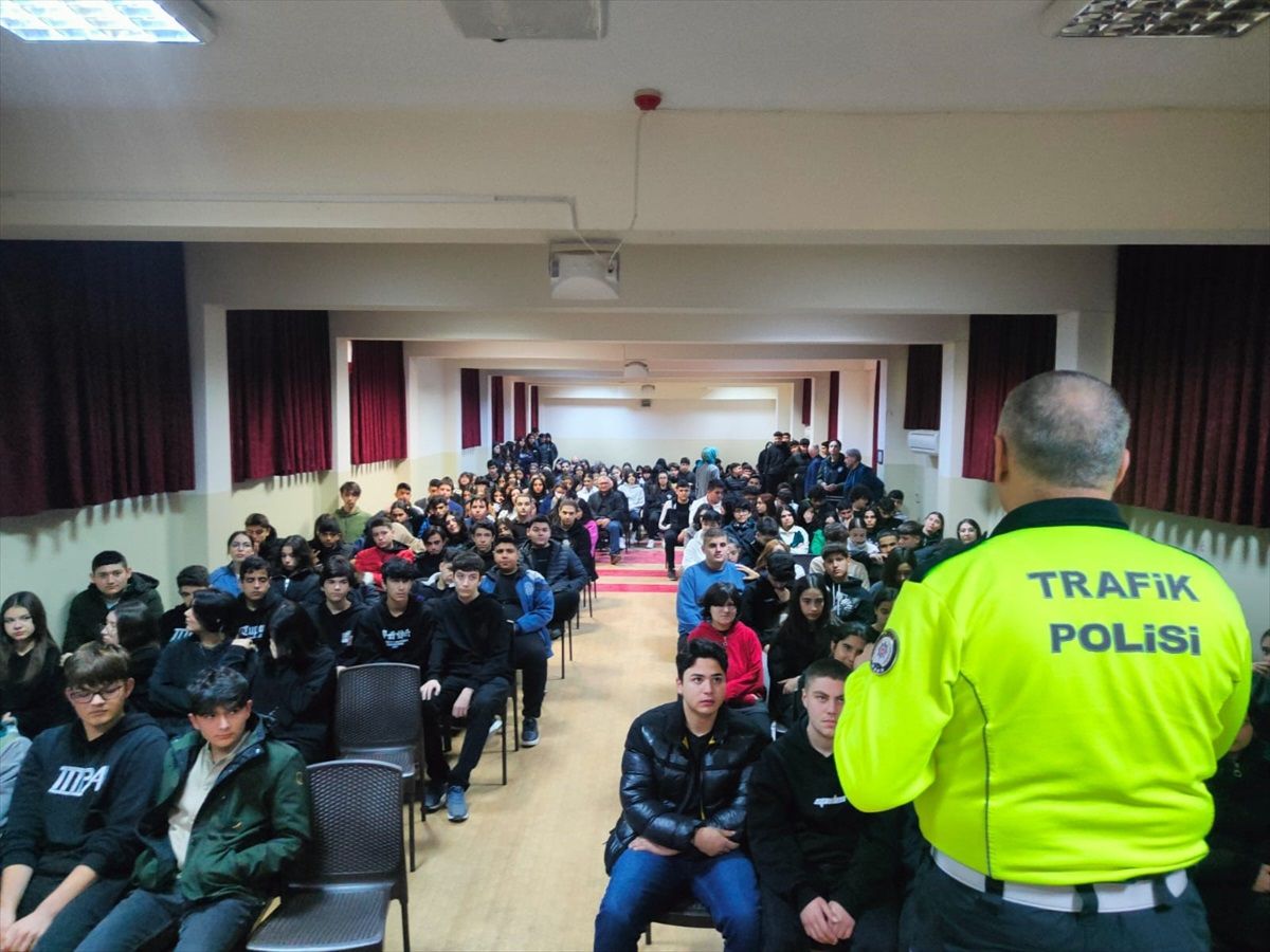 Antalya\'da polis sorumluluk bölgesindeki okullara \'güvenli okullar\' projesi kapsamında seminer verildi