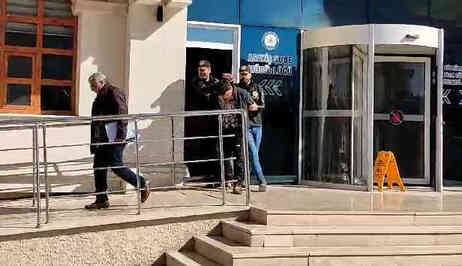 Arkadaşını baltayla öldürdüğü anlar güvenlik kamerasına yansıdı Arkadaşını baltayla öldürdüğü anlar güvenlik kamerasına yansıdı