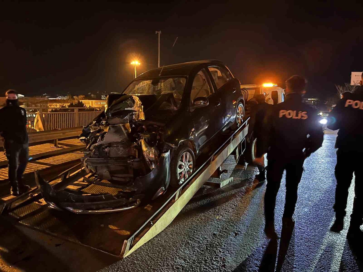 Avcılar\'da kontrolden çıkan otomobil park halindeki özel halk otobüslerine çarptı, 2 kişi yaralandı