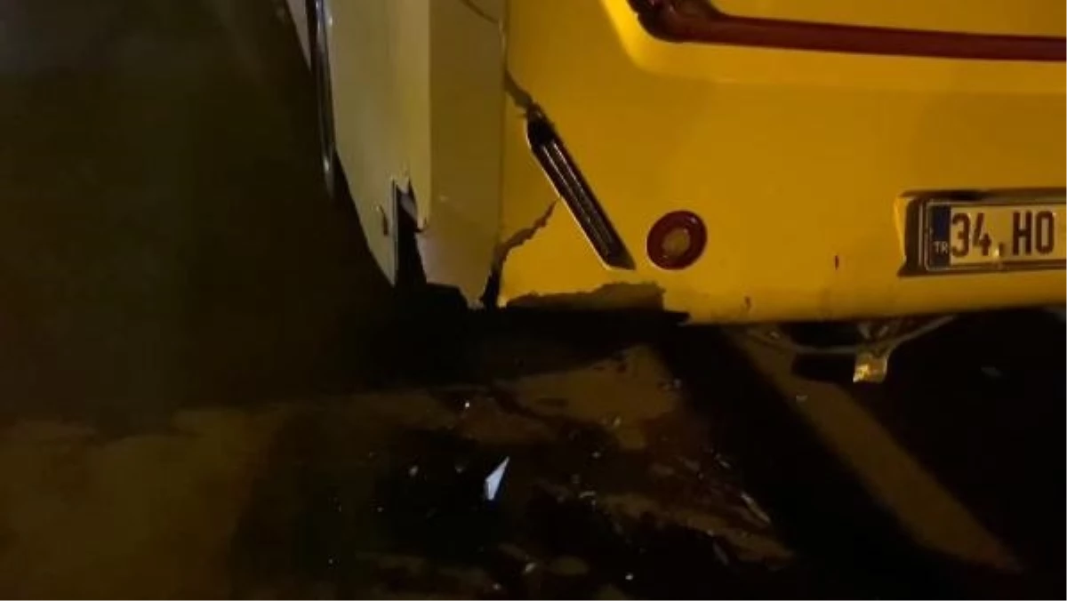 Avcılar\'da Otomobil İki Özel Halk Otobüsüne Çarptı