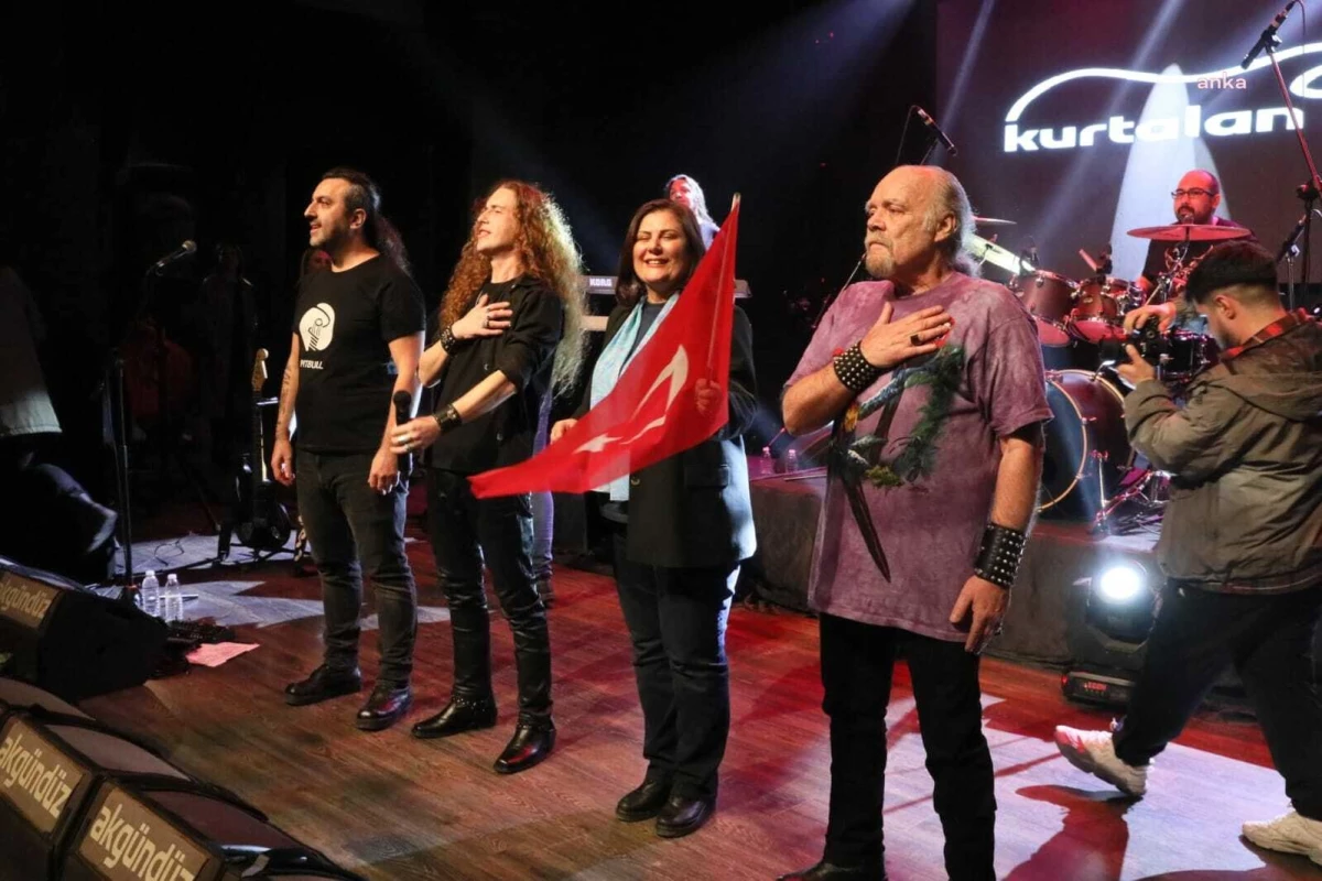 Aydın Büyükşehir Belediyesi, Cem Karaca ve Barış Manço\'yu Kurtalan Ekspres konseriyle andı