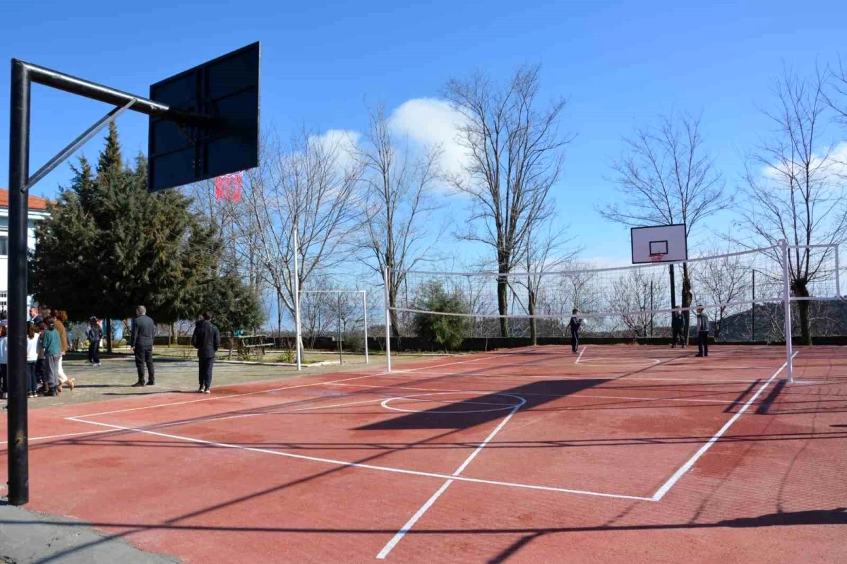 Babadağ Belediyesi Mollaahmetler Mahallesi\'nde Okul Bahçesine Spor Sahası Kazandırdı
