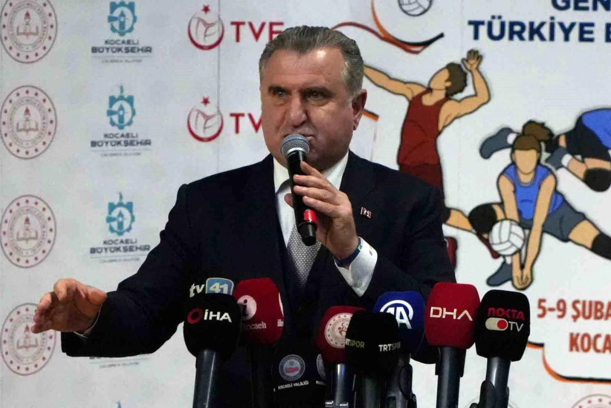 Gençlik ve Spor Bakanı Osman Aşkın Bak, Okul Sporları Voleybol Gençler Türkiye Şampiyonası finalini izledi