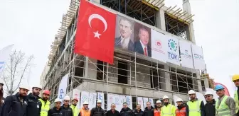 Çevre Bakanı Özhaseki, deprem bölgesinde yapılan evleri ziyaret etti