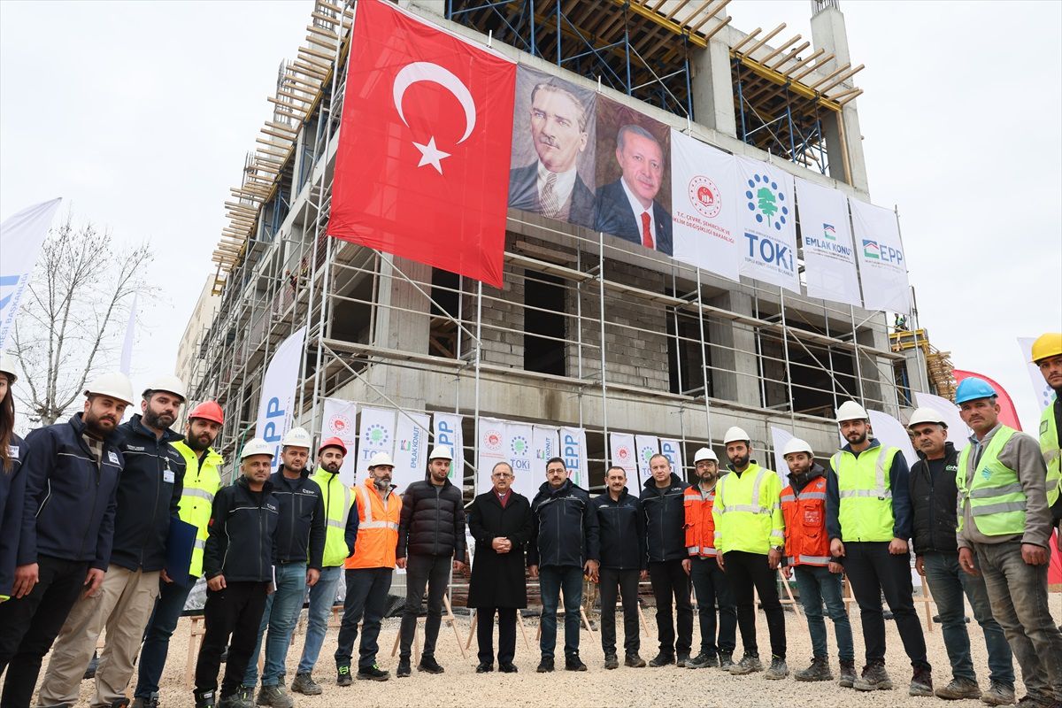 Çevre Bakanı Özhaseki, deprem bölgesinde yapılan evleri ziyaret etti