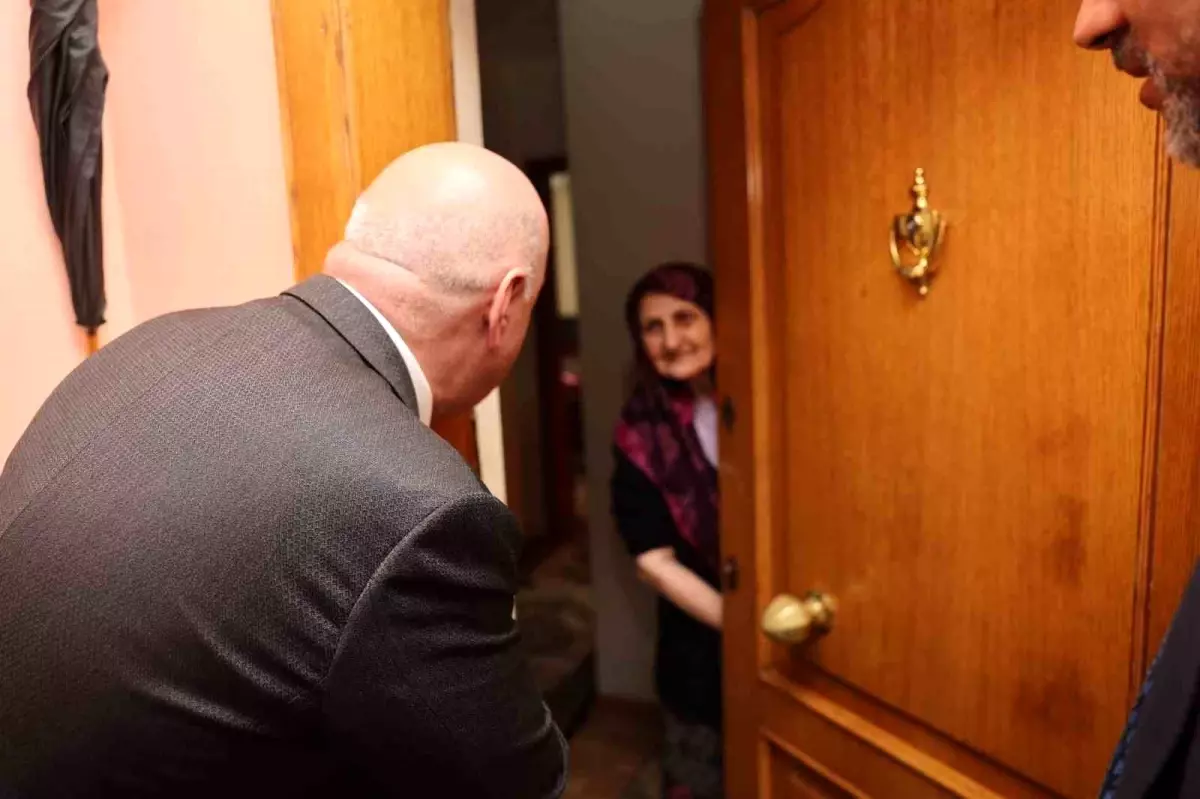 Darıca Belediye Başkanı Muzaffer Bıyık, vatandaşların taleplerini dinliyor