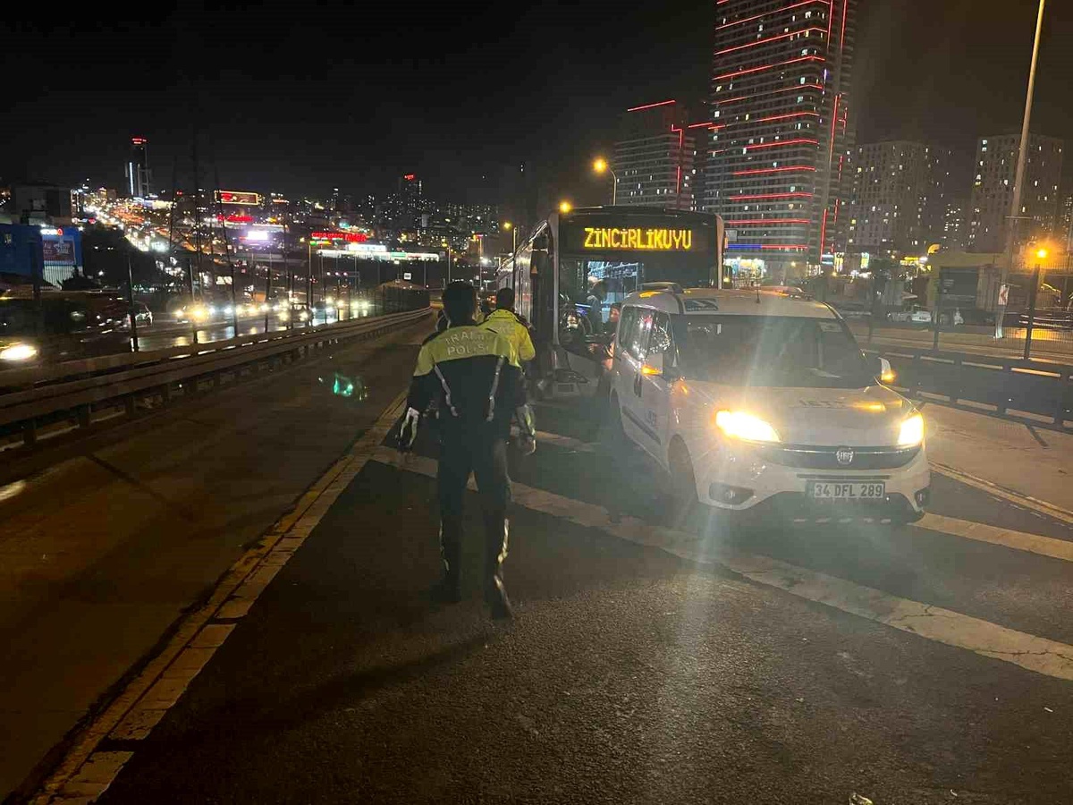 Beylikdüzü\'nde Metrobüs Şoförüne Çarpan Araç Yaralanmalara Yol Açtı