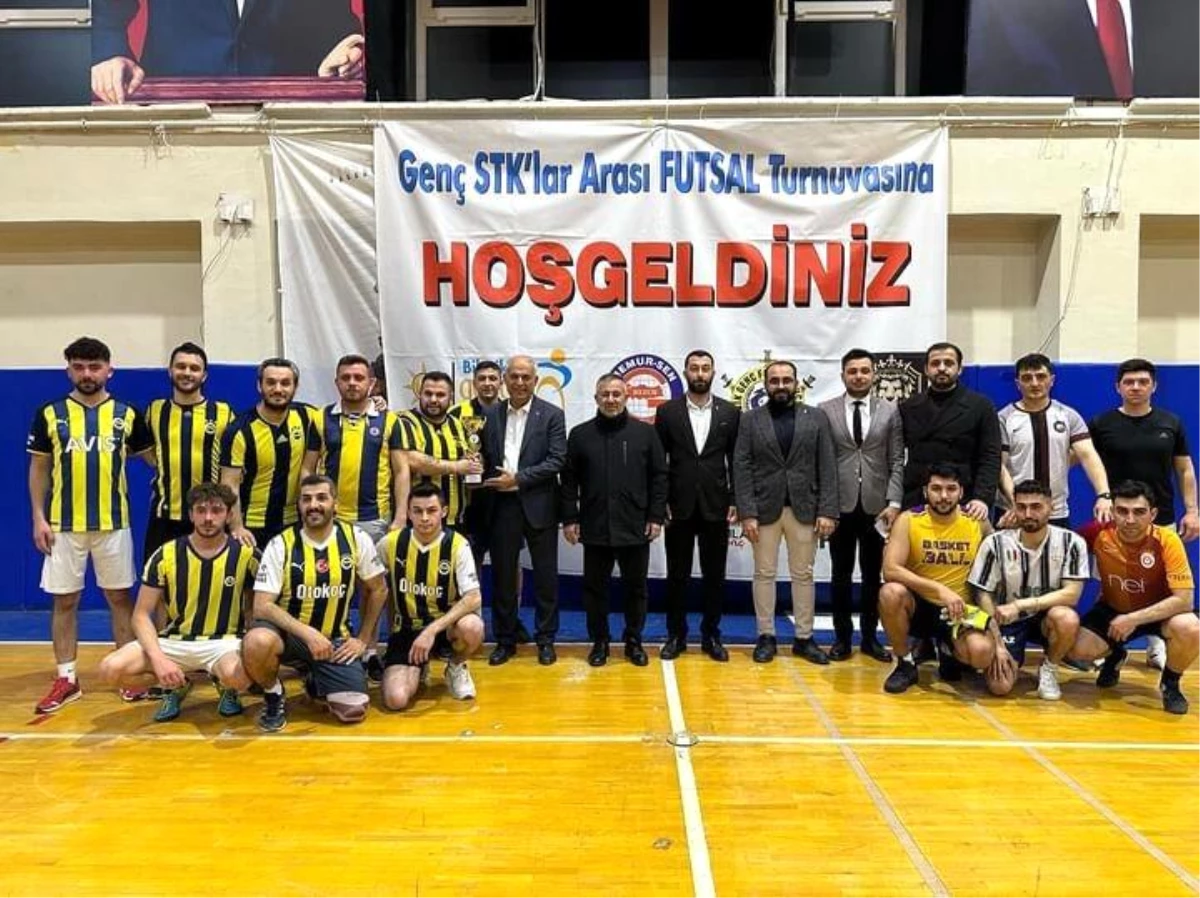 Genç Fenerbahçeliler Genç STK\'lar Arası Futsal Turnuvasının Şampiyonu Oldu