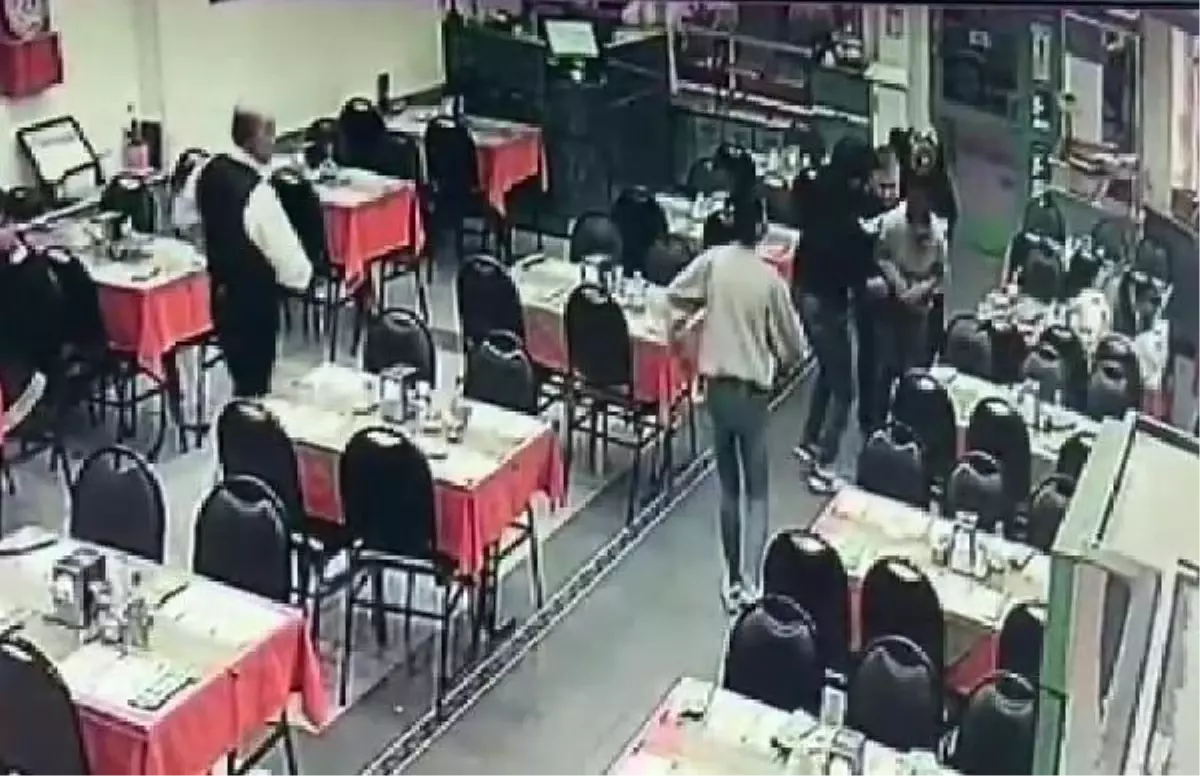 Garsonun Heimlich manevrasıyla çocuk boğazından yiyeceği çıkartıldı