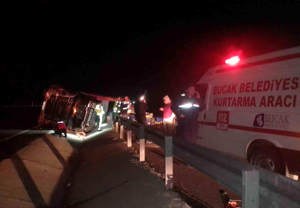 Burdur-Antalya Karayolunda Sebze Yüklü Tır Devrildi: 3 Yaralı