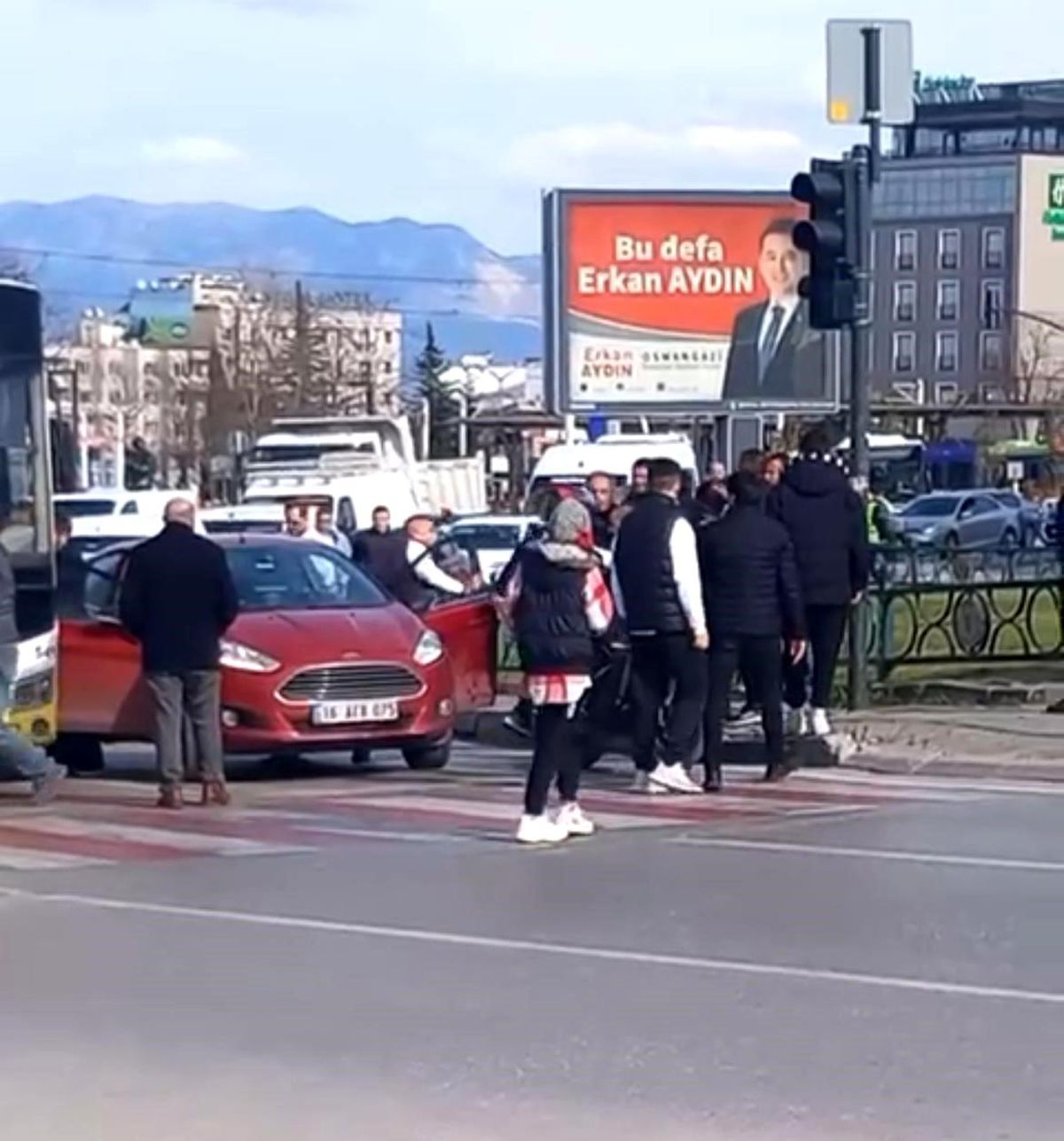 Bursa\'da trafikte tartışma yaşayan sürücüler kavgaya tutuştu