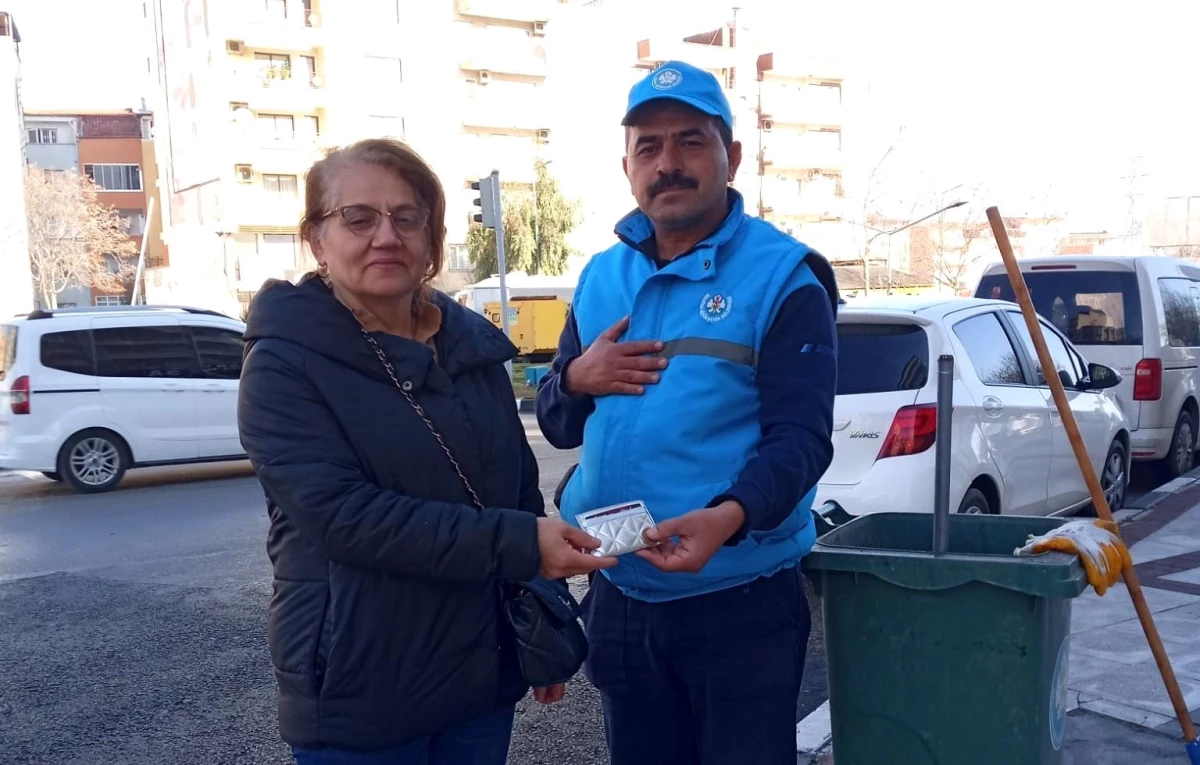 Manisa Büyükşehir Belediyesi Temizlik Personeli Kayıp Cüzdanı Sahibine Teslim Etti