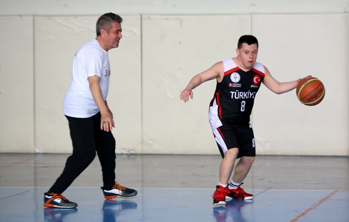 Çanakkale\'de Down Sendromlu Basketbol Milli Takımı Farkındalık Maçı Yaptı