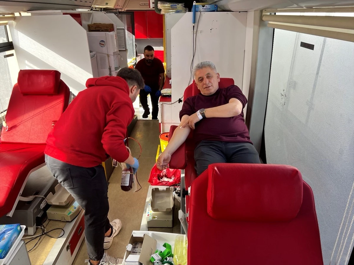 Çatalzeytin Belediye Başkanı Ahmet Demir, Türk Kızılayı\'na kan bağışında bulundu