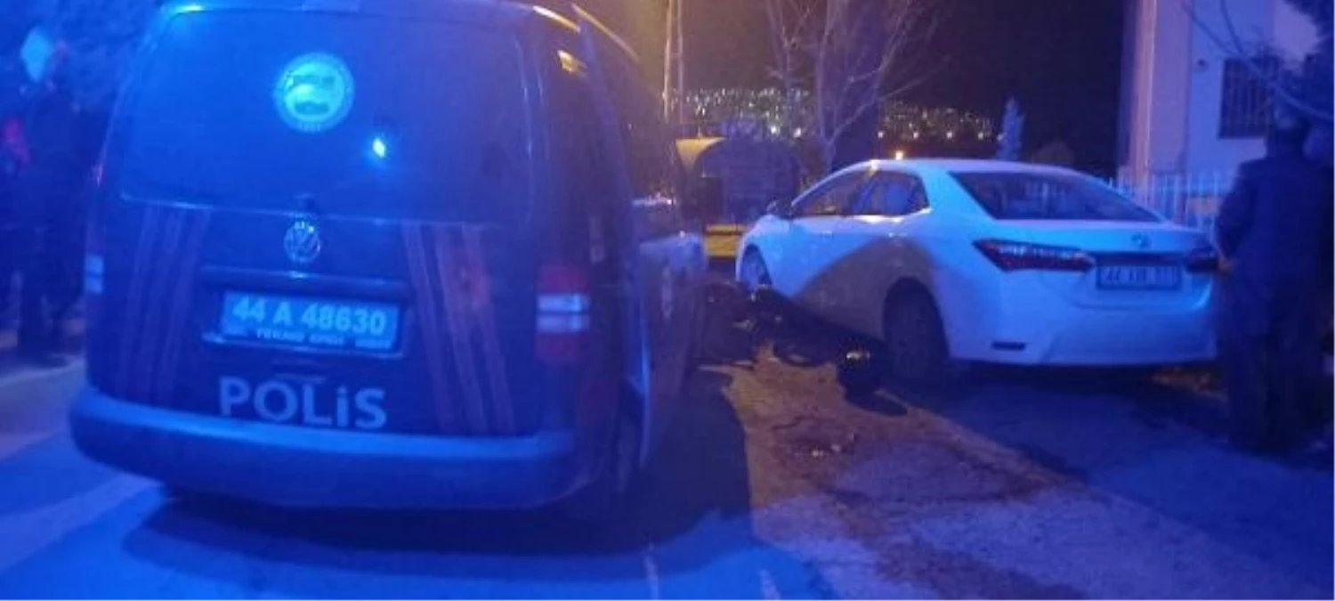 Malatya\'da silahlı kavga ihbarına kaçan şüpheliler polis aracına çarptı