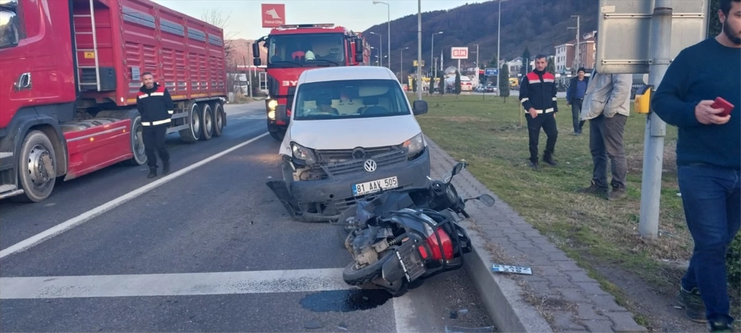 Düzce\'de Motosiklet ve Hafif Ticari Araç Çarpıştı