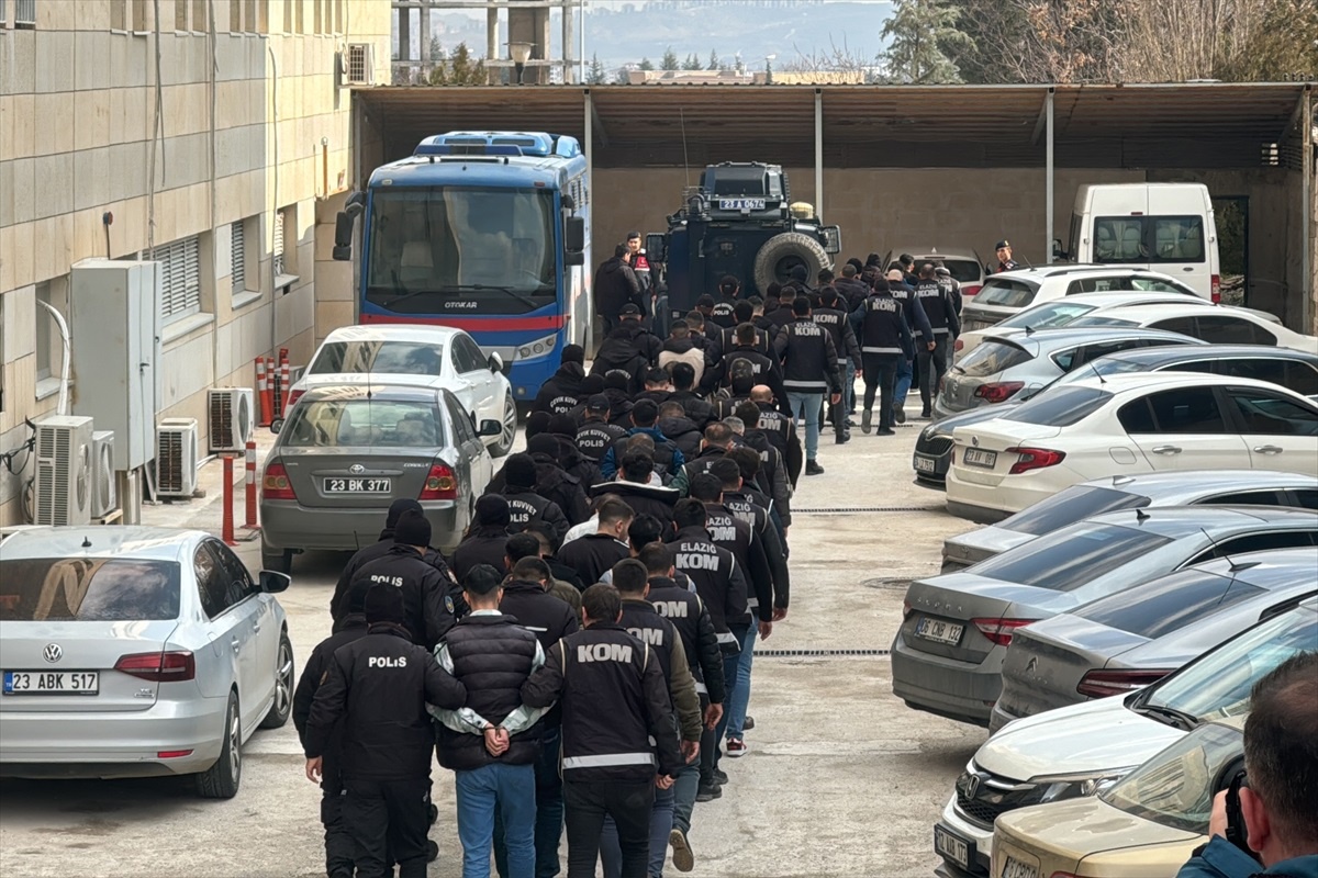 Elazığ\'da suç örgütüne yönelik operasyonda gözaltına alınan 35 şüpheli adliyeye sevk edildi