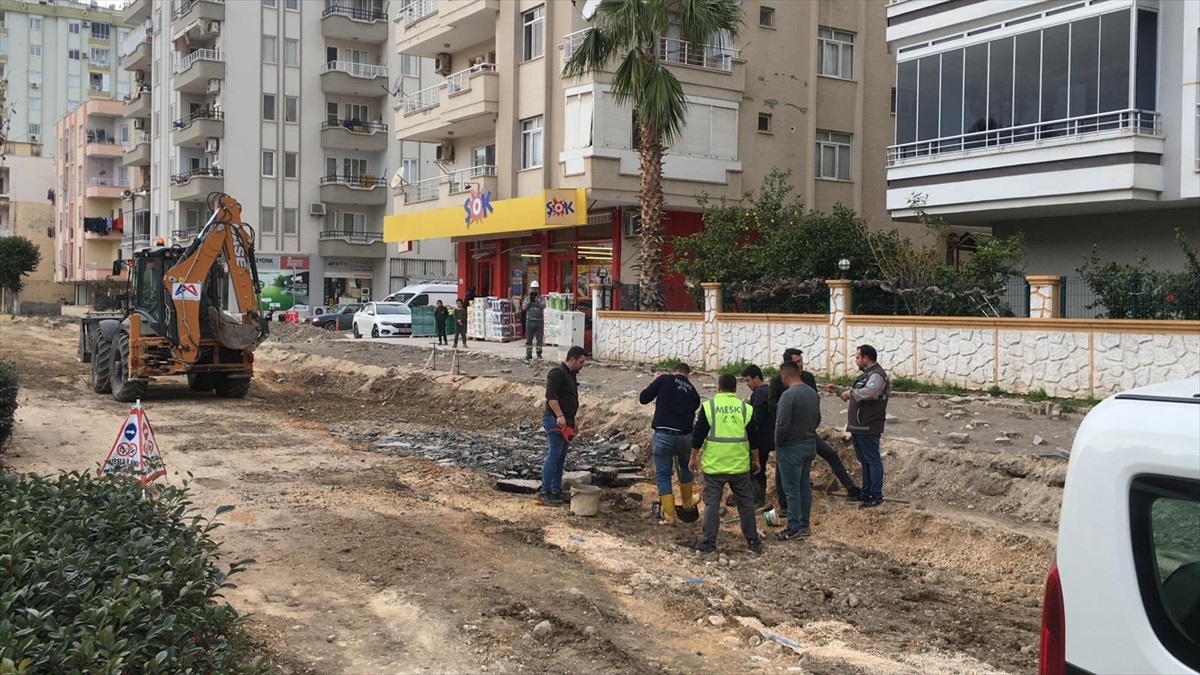 Mersin Erdemli\'de yol çalışması sırasında doğal gaz boru hattında sızıntı onarıldı